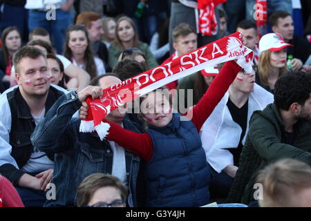 Danzig, Polen 16. Juni 2016 Fan-Zone in Gdansk Stadtzentrum während der UEFA EURO 2016. Polnischen Fußballfans Team zu reagieren, während die Polen V Deutschland Spiel Credit: Michal Fludra/Alamy Live News Stockfoto