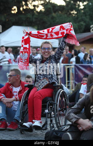 Danzig, Polen 16. Juni 2016 Fan-Zone in Gdansk Stadtzentrum während der UEFA EURO 2016. Polnischen Fußballfans Team zu reagieren, während die Polen V Deutschland Spiel Credit: Michal Fludra/Alamy Live News Stockfoto