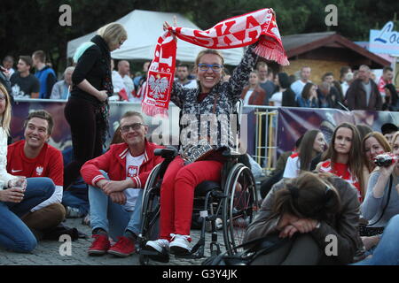 Danzig, Polen 16. Juni 2016 Fan-Zone in Gdansk Stadtzentrum während der UEFA EURO 2016. Polnischen Fußballfans Team zu reagieren, während die Polen V Deutschland Spiel Credit: Michal Fludra/Alamy Live News Stockfoto