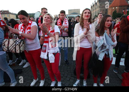 Danzig, Polen 16. Juni 2016 Fan-Zone in Gdansk Stadtzentrum während der UEFA EURO 2016. Polnischen Fußballfans Team zu reagieren, während die Polen V Deutschland Spiel Credit: Michal Fludra/Alamy Live News Stockfoto