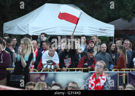 Danzig, Polen 16. Juni 2016 Fan-Zone in Gdansk Stadtzentrum während der UEFA EURO 2016. Polnischen Fußballfans Team zu reagieren, während die Polen V Deutschland Spiel Credit: Michal Fludra/Alamy Live News Stockfoto