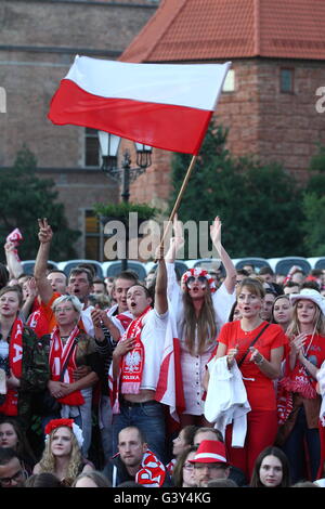 Danzig, Polen 16. Juni 2016 Fan-Zone in Gdansk Stadtzentrum während der UEFA EURO 2016. Polnischen Fußballfans Team zu reagieren, während die Polen V Deutschland Spiel Credit: Michal Fludra/Alamy Live News Stockfoto