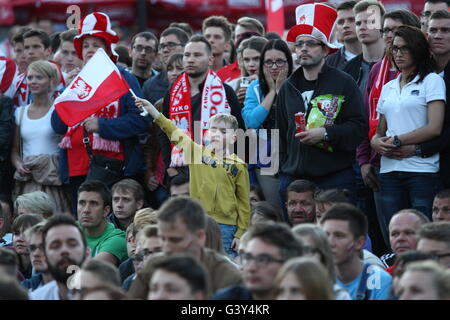 Danzig, Polen 16. Juni 2016 Fan-Zone in Gdansk Stadtzentrum während der UEFA EURO 2016. Polnischen Fußballfans Team zu reagieren, während die Polen V Deutschland Spiel Credit: Michal Fludra/Alamy Live News Stockfoto