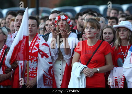 Danzig, Polen 16. Juni 2016 Fan-Zone in Gdansk Stadtzentrum während der UEFA EURO 2016. Polnischen Fußballfans Team zu reagieren, während die Polen V Deutschland Spiel Credit: Michal Fludra/Alamy Live News Stockfoto