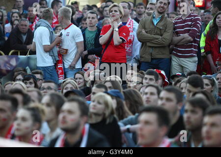 Danzig, Polen 16. Juni 2016 Fan-Zone in Gdansk Stadtzentrum während der UEFA EURO 2016. Polnischen Fußballfans Team zu reagieren, während die Polen V Deutschland Spiel Credit: Michal Fludra/Alamy Live News Stockfoto