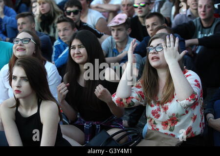 Danzig, Polen 16. Juni 2016 Fan-Zone in Gdansk Stadtzentrum während der UEFA EURO 2016. Polnischen Fußballfans Team zu reagieren, während die Polen V Deutschland Spiel Credit: Michal Fludra/Alamy Live News Stockfoto