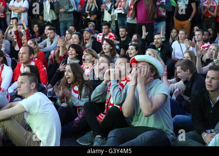 Danzig, Polen 16. Juni 2016 Fan-Zone in Gdansk Stadtzentrum während der UEFA EURO 2016. Polnischen Fußballfans Team zu reagieren, während die Polen V Deutschland Spiel Credit: Michal Fludra/Alamy Live News Stockfoto