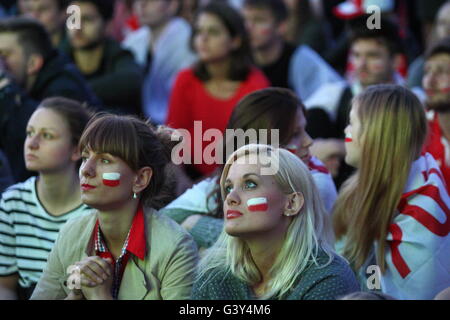 Danzig, Polen 16. Juni 2016 Fan-Zone in Gdansk Stadtzentrum während der UEFA EURO 2016. Polnischen Fußballfans Team zu reagieren, während die Polen V Deutschland Spiel Credit: Michal Fludra/Alamy Live News Stockfoto