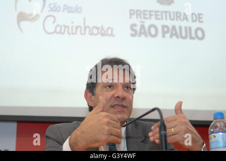 Sao Paulo, Brasilien. 16. Juni 2016. KOLLEKTIVE Aktionen auf der Straße Bevölkerung - Bürgermeister Fernando Haddad, während einer Pressekonferenz am Aktionen die Straße Bevölkerung in Sao Paulo City Hall statt. © Ricardo Bastos/FotoArena/Alamy Live-Nachrichten Stockfoto