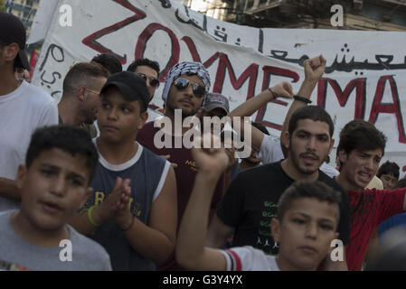 Athen, Griechenland. 16. Juni 2016. Flüchtlinge rufen Parolen, wie sie in der Mitte der Stadt marschieren. Flüchtlinge mit Wohnsitz in verschiedenen Kniebeugen in Athen und lokalen Freiwilligen marschierten unter dem Motto "Wir leben zusammen, wir kämpfen gemeinsam fordern Solidarität mit den Flüchtlingen. Bildnachweis: Nikolas Georgiou/ZUMA Draht/Alamy Live-Nachrichten Stockfoto