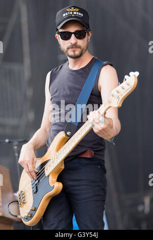 Oshkosh, Wisconsin, USA. 11. Juni 2016. Musiker CREIGHTON BARRETT von Band of Horses führt zu großen Bühne Park während Bonnaroo Music and Arts Festival in Manchester, Tennessee © Daniel DeSlover/ZUMA Draht/Alamy Live News Stockfoto