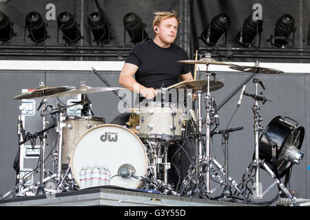 Manchester, Tennessee, USA. 11. Juni 2016. Schlagzeuger BENJAMIN THOMPSON von Two Door Cinema Club führt im großen Bühne Park während Bonnaroo Music and Arts Festival in Manchester, Tennessee © Daniel DeSlover/ZUMA Draht/Alamy Live News Stockfoto