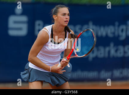 Braunschweig, Deutschland. 16. Juni 2016. Cristiana Ferrando in Aktion beim Tennisturnier 2016 Braunschweig Womens Open ITF Pro Circuit $25.000. Bildnachweis: Jimmie48 Fotografie/Alamy Live-Nachrichten Stockfoto