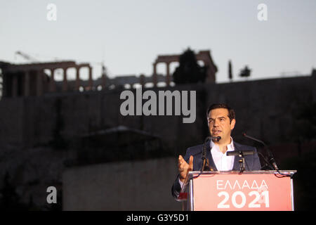 Athen, Griechenland. 16. Juni 2016. Der griechische Premierminister Alexis Tsipras hält eine Rede an das Akropolis-Museum mit den antiken Parthenon-Tempel im Hintergrund in Athen, Griechenland, 16. Juni 2016 zu sehen. Griechischen Premierminister Alexis Tsipras präsentierte am Donnerstag seine Regierung 2016-2021 Plan für "fair Wachstum", Verpfändung bessere Tage für die leidenden griechischen Volkes nach sechs Jahren der harten Sparmaßnahmen eingeführt, um die Schuldenkrise zu überwinden. Bildnachweis: Marios Lolos/Xinhua/Alamy Live-Nachrichten Stockfoto