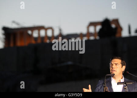 Athen, Griechenland. 16. Juni 2016. Der griechische Premierminister Alexis Tsipras hält eine Rede an das Akropolis-Museum mit den antiken Parthenon-Tempel im Hintergrund in Athen, Griechenland, 16. Juni 2016 zu sehen. Griechischen Premierminister Alexis Tsipras präsentierte am Donnerstag seine Regierung 2016-2021 Plan für "fair Wachstum", Verpfändung bessere Tage für die leidenden griechischen Volkes nach sechs Jahren der harten Sparmaßnahmen eingeführt, um die Schuldenkrise zu überwinden. Bildnachweis: Marios Lolos/Xinhua/Alamy Live-Nachrichten Stockfoto