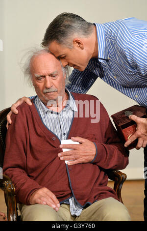 Datei - Datei Bild datiert 30. Mai 2016 zeigt Achim Wolff als Amandus Rosenbach und Karsten Speck als Niko Rosenbach stehen auf der Bühne während einer Presse-Probe für das Stück "Honig Im Kompf" (Head Full of Honey) im Schlosspark Theater in Berlin, Deutschland. Das Stück unter der Regie von René Heinersdorf, Premieren am 18. Juni 2016. Foto: MAURIZIO GAMBARINI/dpa Stockfoto