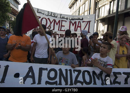 Athen, Griechenland. 16. Juni 2016. Flüchtlinge rufen Parolen, wie sie in der Mitte der Stadt marschieren. Flüchtlinge mit Wohnsitz in verschiedenen Kniebeugen in Athen und lokalen Freiwilligen marschierten unter dem Motto "Wir leben zusammen, wir kämpfen gemeinsam fordern Solidarität mit den Flüchtlingen. Bildnachweis: Nikolas Georgiou/ZUMA Draht/Alamy Live-Nachrichten Stockfoto