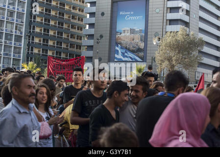 Athen, Griechenland. 16. Juni 2016. Flüchtlinge rufen Parolen, wie sie in der Mitte der Stadt marschieren. Flüchtlinge mit Wohnsitz in verschiedenen Kniebeugen in Athen und lokalen Freiwilligen marschierten unter dem Motto "Wir leben zusammen, wir kämpfen gemeinsam fordern Solidarität mit den Flüchtlingen. Bildnachweis: Nikolas Georgiou/ZUMA Draht/Alamy Live-Nachrichten Stockfoto