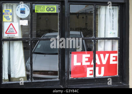 Melden Sie "Eu verlassen" hinter einem Fenster in Cornwall, England.   © Jürgen Schwarz / Alamy Live News Stockfoto