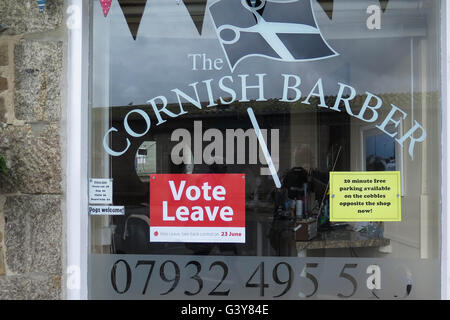 Melden Sie sich, "Stimmen lassen" hinter einem Barbier-Fenster in Cornwall, England.   © Jürgen Schwarz / Alamy Live News Stockfoto