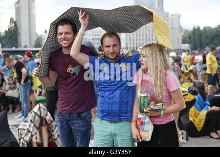 Kiew, Ukraine. 16. Juni 2016. Ukrainische Fans sehen die UEFA EURO 2016 Gruppe C vorläufige Vorrundenspiel zwischen der Ukraine und Nordirland in der Fanzone in Kiew, Ukraine, 16. Juni 2016. Die Fußball-Europameisterschaft UEFA EURO 2016 findet vom 10. Juni bis 10. Juli 2016 in Frankreich. Bildnachweis: Nazar Furyk/ZUMA Draht/Alamy Live-Nachrichten Stockfoto