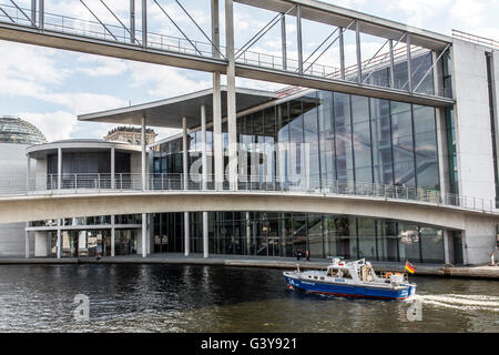 Polizeistreife Boot auf der Spree, im Regierungsviertel, Berlin, Deutschland Stockfoto