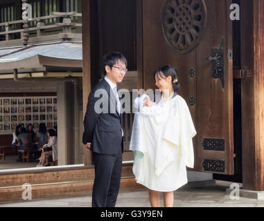 Tokio - Mai 2016: Vater, Mutter und ihr Baby am Meiji-Schrein im Yoyogi-Park am 28. Mai 2016 Stockfoto