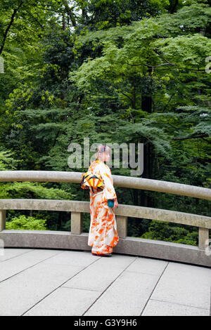 Tokio - Mai 2016: Junge Frauen in traditionellen japanischen Outfit posieren am Meiji-Schrein im Yoyogi Park auf 28. Mai 2016 Stockfoto