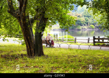 Tokio - Mai 2016: Alte Frau malt im Shinjuku Garden am 28. Mai 2016 Stockfoto