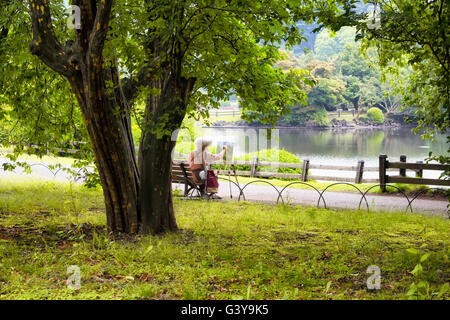 Tokio - Mai 2016: Alte Frau malt im Shinjuku Garden am 28. Mai 2016 Stockfoto