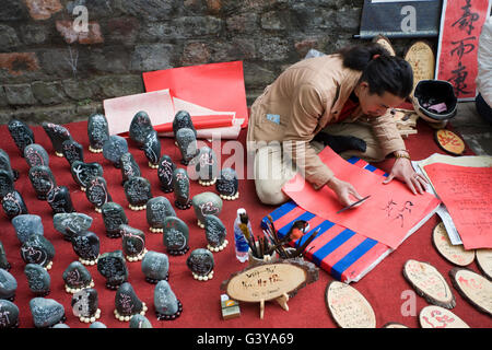 Mann Zeichnung Kalligraphie neben Souvenirs, Temple of Literature, Hanoi, Vietnam, Südostasien, Asien Stockfoto