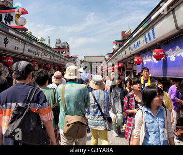 Tokio - Mai 2016: Menschen auf Nakamise Straße auf dem Weg des Heiligtums der Senso-Ji in Asakusa am 29. Mai 2016 Stockfoto