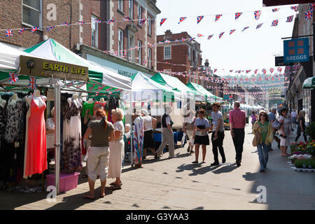 Marktstände und Union Jack Bunting in The Broadway, Winchester, Hampshire, England, Vereinigtes Königreich, Europa Stockfoto