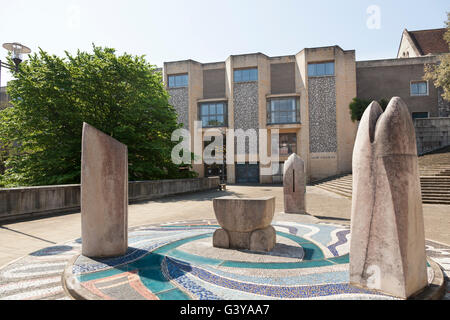 Hampshire Jubilee Skulptur außerhalb Winchester Crown Court Law courts, Winchester, Hampshire, England, Vereinigtes Königreich, Europa Stockfoto