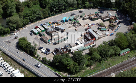Luftaufnahme von einem inländischen Hausmüll recycling-Anlage in England, UK Stockfoto