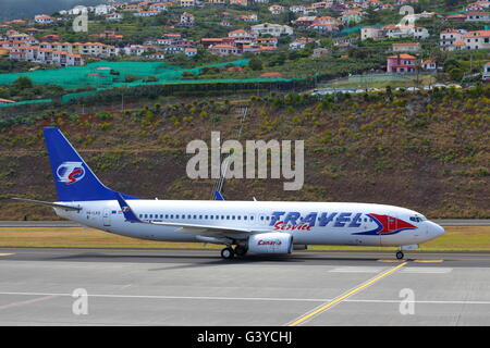 Reisen Sie Service Ungarn Boeing 737-800 HA-LKG Next Gen Ankunft am Flughafen von Funchal, Madeira, Portugal Stockfoto