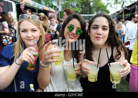 Teenager Mädchen tanzen, trinken und Rauchen beim Musikfestival Stockfoto