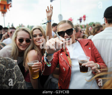 Teenager Mädchen tanzen, trinken und Rauchen beim Musikfestival Stockfoto