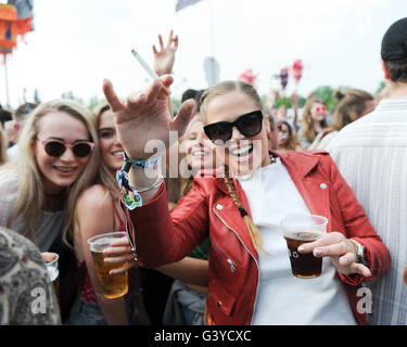 Teenager Mädchen tanzen, trinken und Rauchen beim Musikfestival Stockfoto