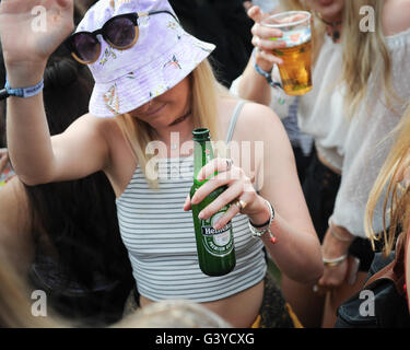 Teenager Mädchen tanzen, trinken und Rauchen beim Musikfestival Stockfoto