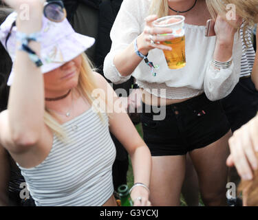 Teenager Mädchen tanzen, trinken und Rauchen beim Musikfestival Stockfoto