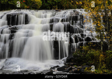 Michigans Bond fällt im Herbst. Schöne Bond verliebt sich in Michigan Upper Peninsula im Herbst. Stockfoto