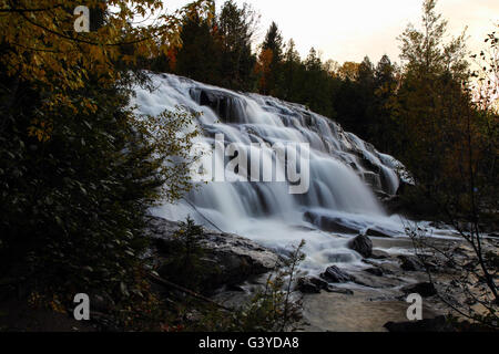 Michigans Bond fällt Panorama. Schöne Bond verliebt sich in Michigans obere Halbinsel umgeben von Herbstlaub. Stockfoto