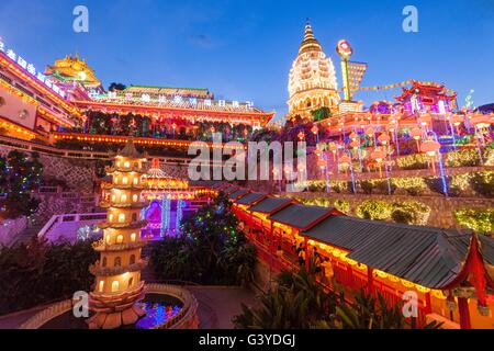 KEK Lok Si Temple leuchten während der blauen Stunde Stockfoto