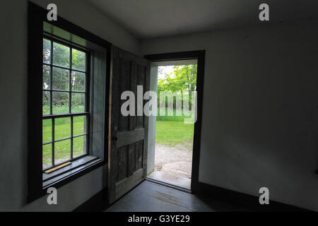 Offenen Tür auf dem Weg nach draußen. Leeren Raum und Fenster mit offener Tür außerhalb. Stockfoto