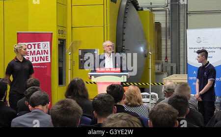 Labour-Partei Führer Jeremy Corbyn befasst sich Mitarbeiter während eines Besuchs in der Sheffield University Advanced Manufacturing Research Park, Rotherham. Stockfoto