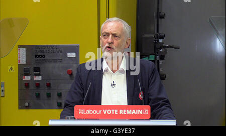 Labour-Partei Führer Jeremy Corbyn befasst sich Mitarbeiter während eines Besuchs in der Sheffield University Advanced Manufacturing Research Park, Rotherham. Stockfoto