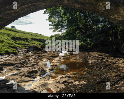 Bach unter Brücke in Langstrothdale Chase, Upper Wharfedale in den Yorkshire Dales. Stockfoto
