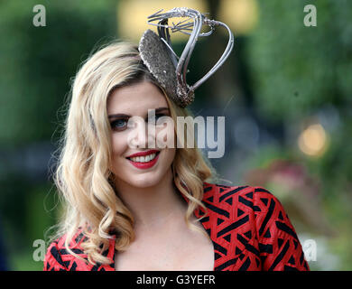 Rennenbesucher Ashley James tagsüber drei Royal Ascot 2016 auf dem Ascot Racecourse. Stockfoto