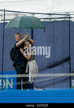 Allgemeine Ansicht der Zuschauer, die den britischen Andy Murray (nicht abgebildet) während einer Trainingseinheit am vierten Tag der AEGON Championships 2016 im Queen's Club, London, beobachten. DRÜCKEN SIE VERBANDSFOTO. Bilddatum: Donnerstag, 16. Juni 2016. Siehe PA Geschichte TENNIS Queens. Bildnachweis sollte lauten: Steve Paston/PA Wire. Stockfoto